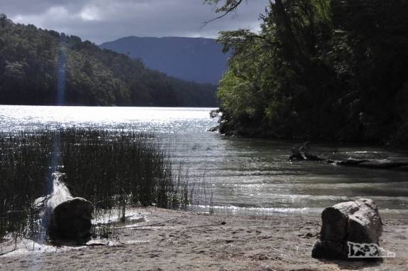Perto de Villa La Angostura, o lago Espejo, na Ruta de Los 7 Lagos, Parque Nacional Nahuel Huapi, na Argentina